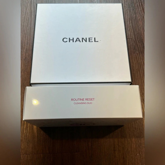 CHANEL 2022 HOLIDAY ROUTINE RESET CLEANSING DUO SET - Picture 14 of 14